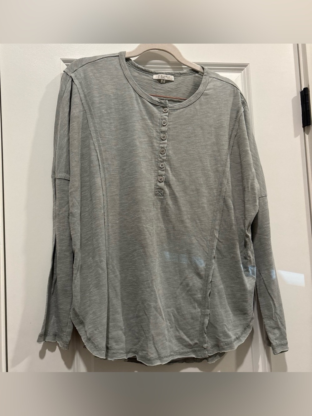 Z Supply Women’s Long-Sleeve Henley in Light Gray XS